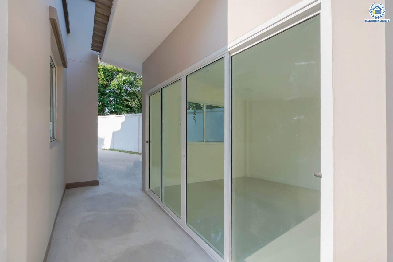 บ้านมือสองตกแต่งใหม่ ดีไซน์สวย โครงการ ชวนชื่นโมดัส จรัญฯ-ปิ่นเกล้า หลังมุม เนื้อที่ 54.7 ตร.ว. ฟังก์ชัน 3 ห้องนอน 2 ห้องน้ำ 1 ห้องอเนกประสงค์ จอดรถได้ 2 คัน รองรับทุกกิจกรรม บนทำเลเชื่อมต่อหลายเส้นทาง ใกล้จุดขึ้นทางด่วน "ประจิมรัถยา" และรถไฟฟ้าสายสีแดง "สถานีบางบำหรุ"